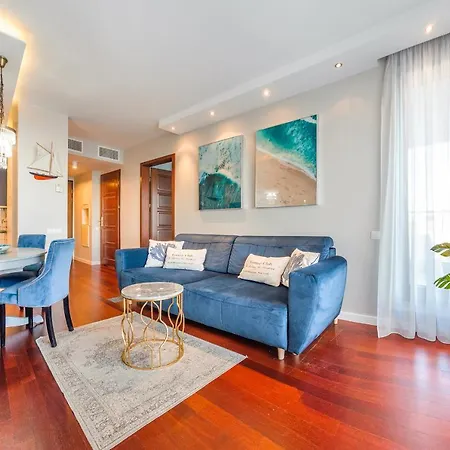 Yacht Club Sea Towers Premium * גדינייה