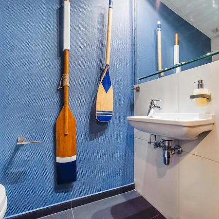 Yacht Club Sea Towers Premium * גדינייה